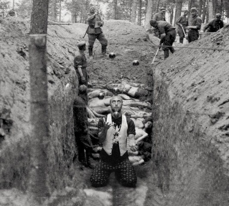 Powerful website shows why it s Holocaust selfies are so disrespectful Credit Shahak Shapira (16)