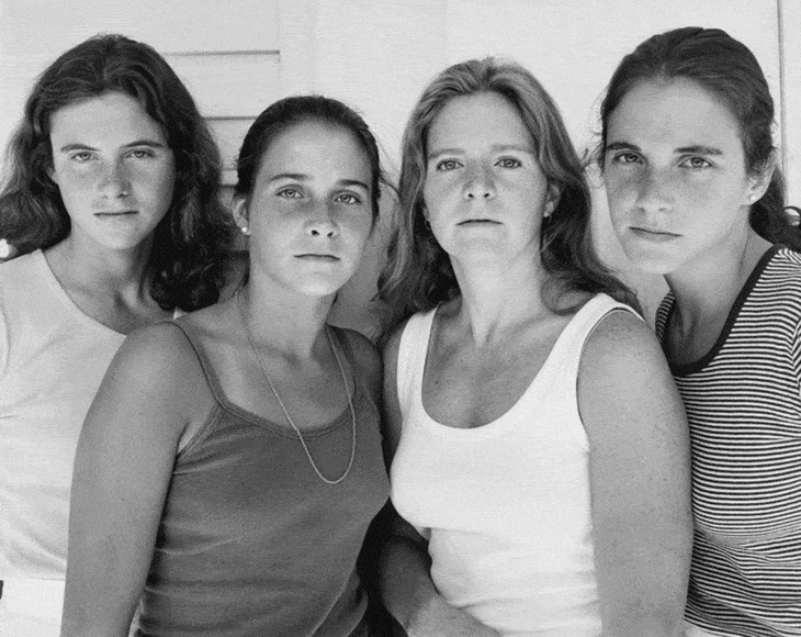 sisters_take_pictures_toget