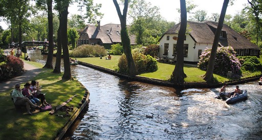 water-village-no-roads-canals-giethoorn-netherlands-5