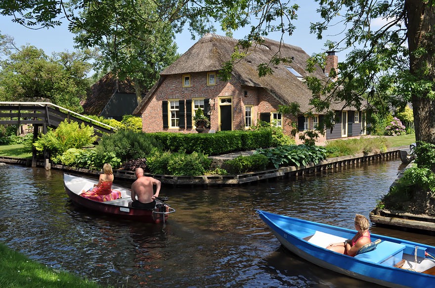 water-village-no-roads-canals-giethoorn-netherlands-3